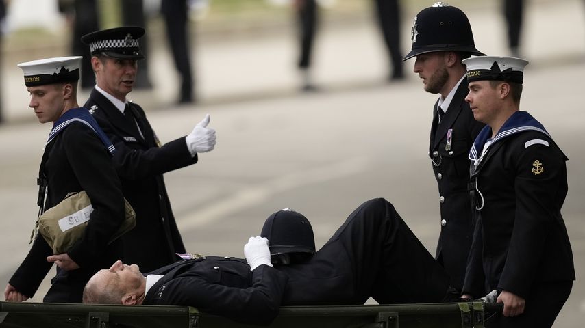 Ein Polizist bricht bei der Beerdigung der Queen zusammen