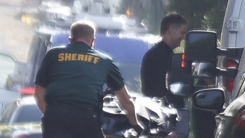 Polizisten beim Anwesen der Familie Ely