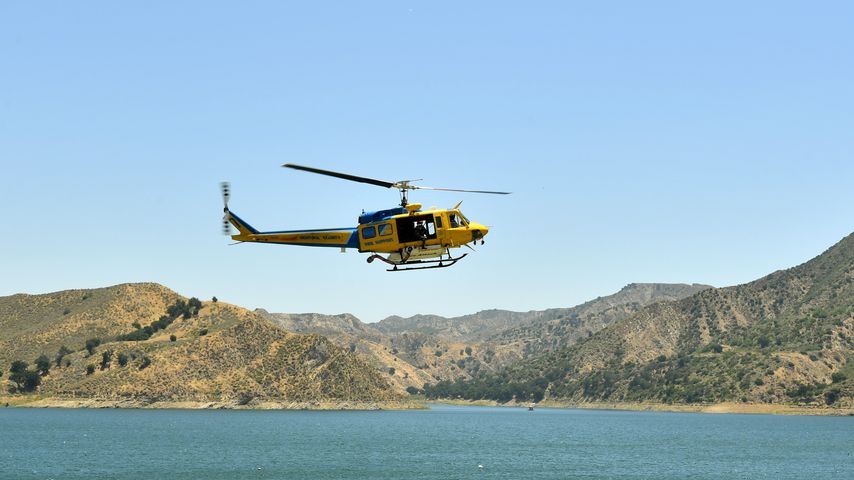 Rettungshubschrauber über dem Lake Piru