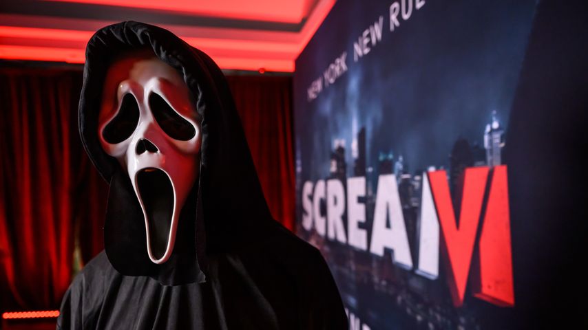 Ein Schauspieler trägt die Maske aus dem Film "Scream" bei der Vorstellung von "Scream VI" in Sydney