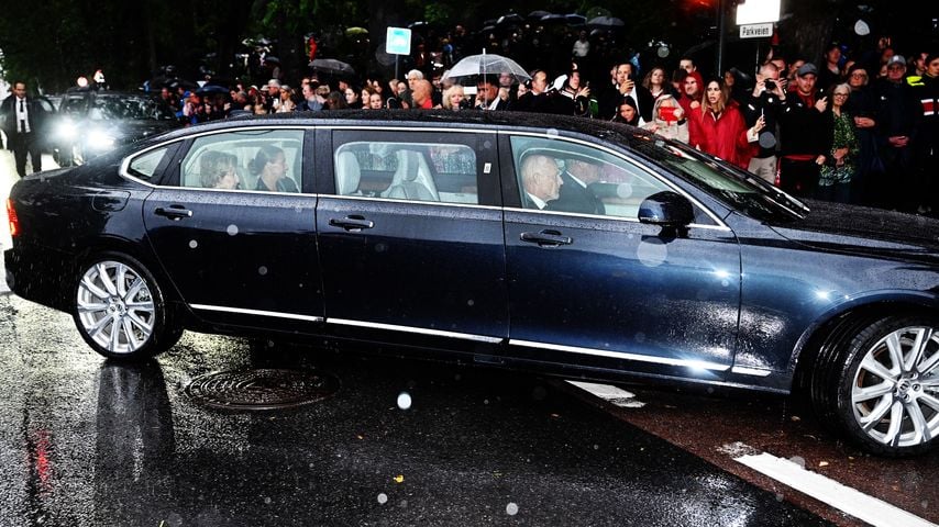 Königin Sonja und Prinzessin Märtha Louise begleiten den Sarg von König Harald V in Oslo