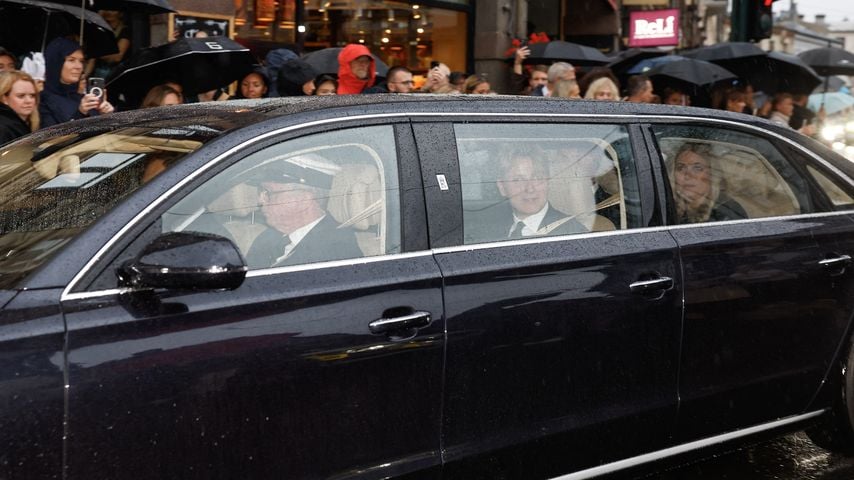 Trauerzug in Oslo: Königin Mette-Marit und Prinz Sverre Magnus begleiten König Harald V auf dem Weg zum Schloss