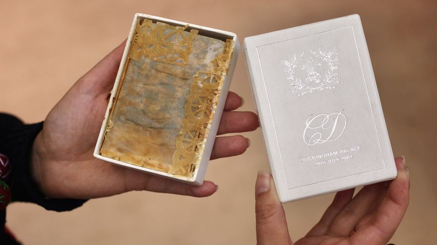 Ein Stück von Prinz Charles und Prinzessin Dianas Hochzeitstorte