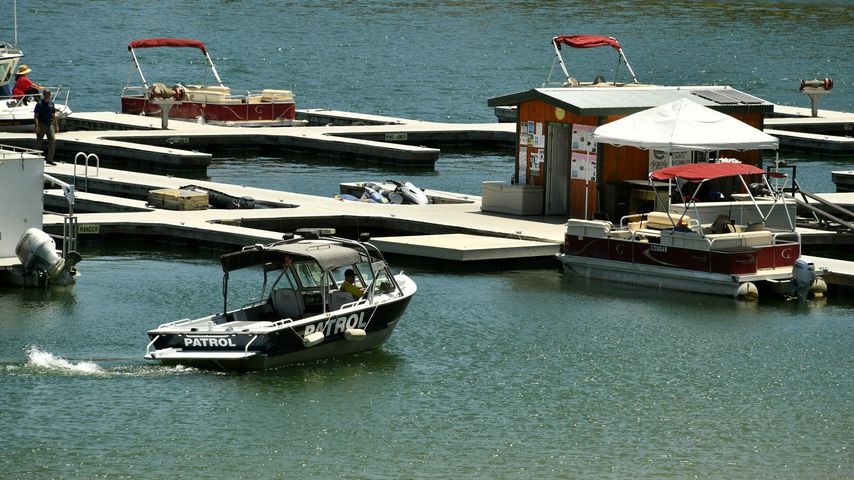 Ein Suchtrupp auf dem Piru-See