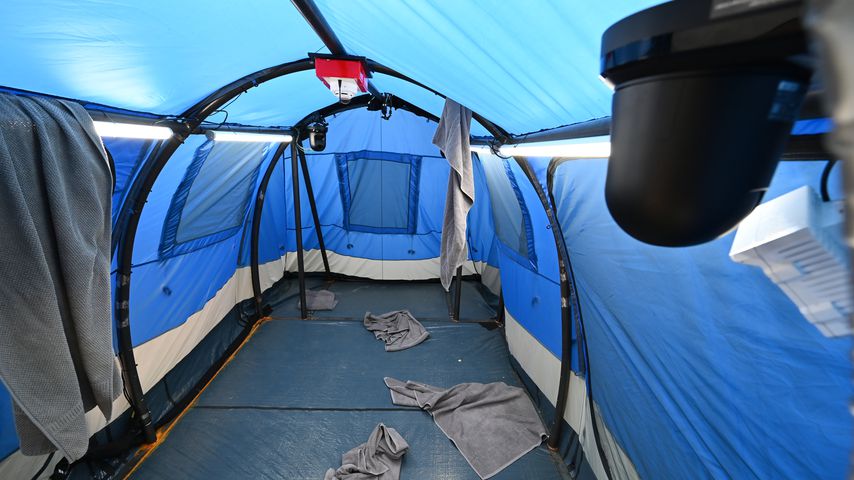 Ein Zelt von innen auf dem "Promi Big Brother"-Campingplatz