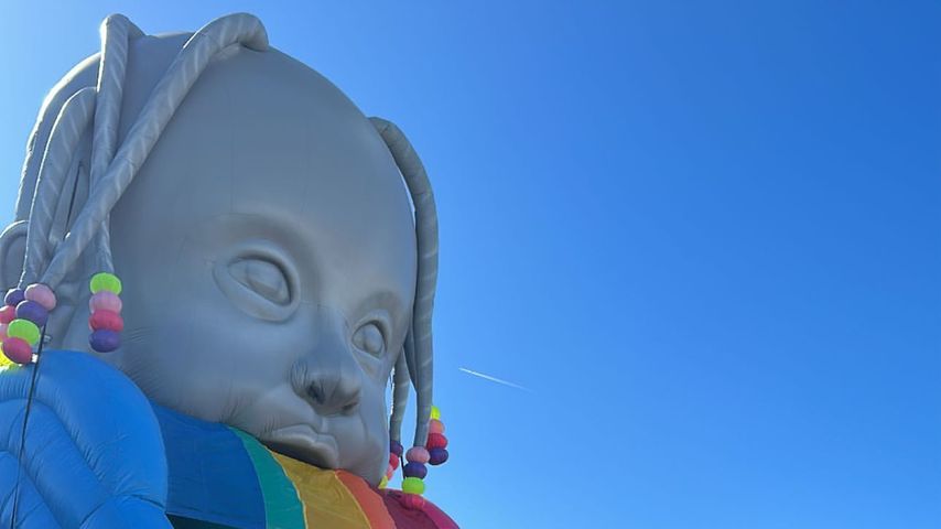 Eine aufblasbare Rutsche mit Stormi Websters Gesicht