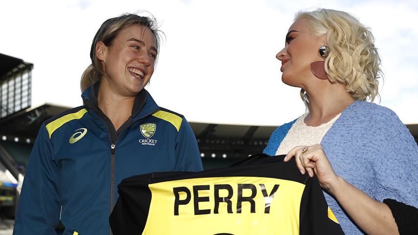 Eine Cricket-Spielerin und Katy Perry im März 2020