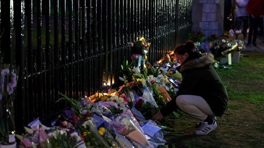 Blumen vor dem Tor des Sandringham Haus
