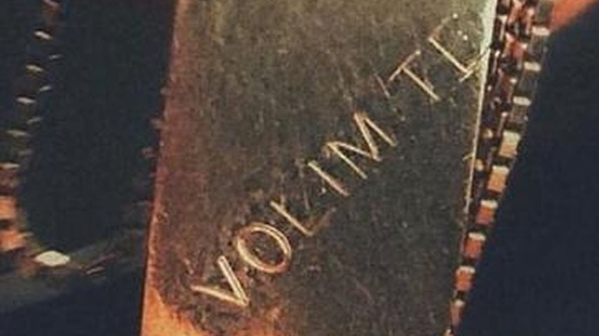 Edin Hasanović´s Kette von seinem Vater, darauf steht auf bosnisch "Volim te" (dt. Ich liebe dich)