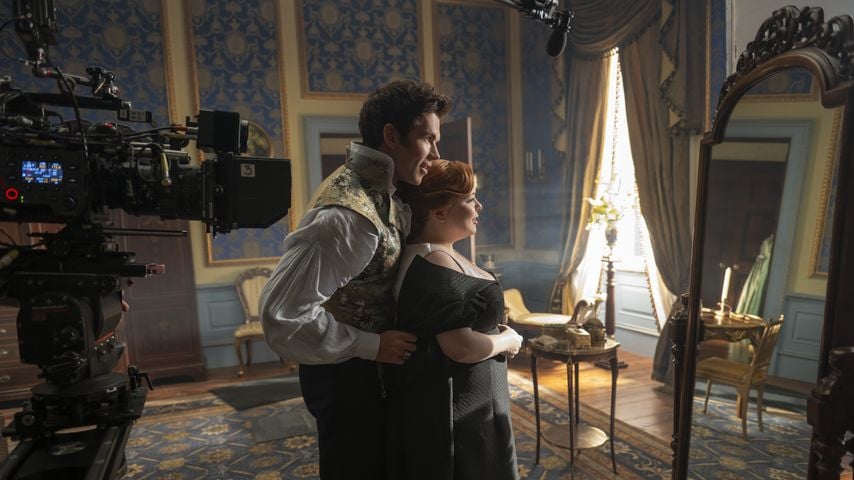 Luke Newton und Nicola Coughlan während der Dreharbeiten zu "Bridgerton"
