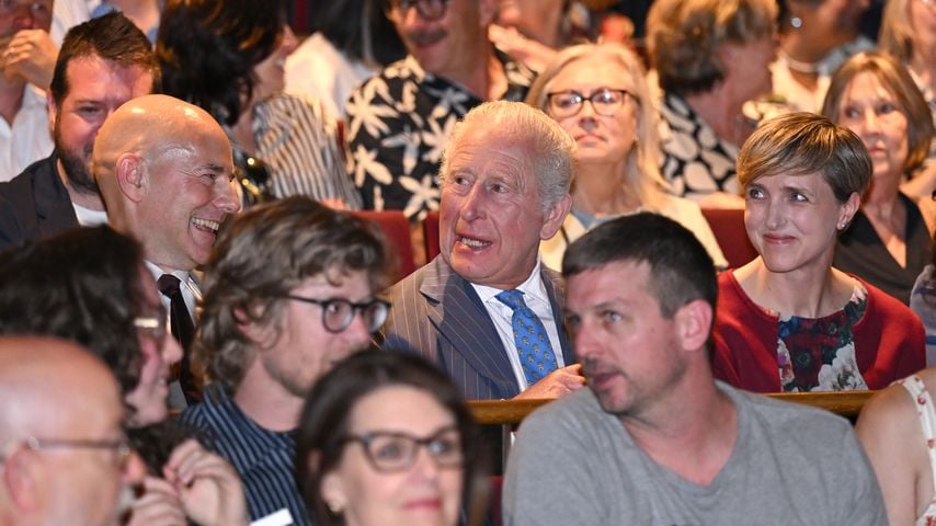 König Charles überrascht Fans im Royal Shakespeare Theatre