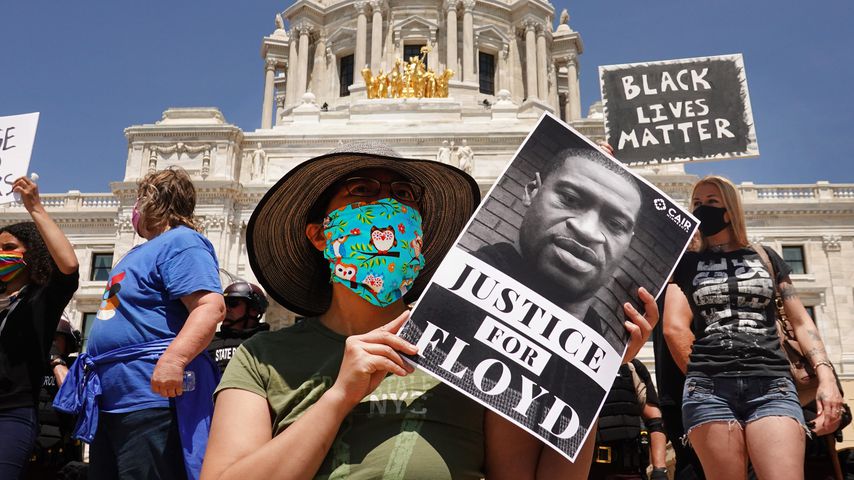 Eine Protestantin mit einem Foto von George Floyd in St. Paul im Mai 2020