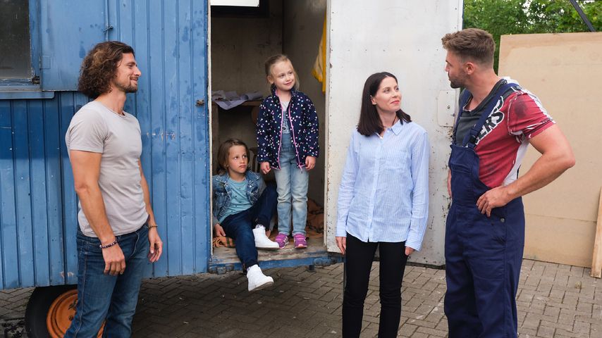 Luke (Jakob Graf), Sina (Valea Scalabrino) und Bambi (Benjamin Heinrich) mit Noah und Amelie