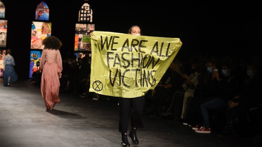 Pariser Fashion Week: Aktivistin stürmt Dior-Modenschau
