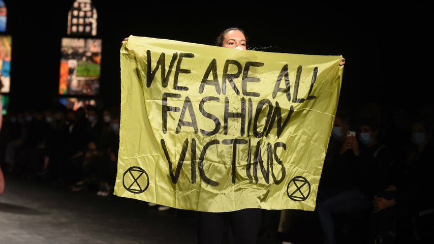 Eine Umweltaktivistin auf der Fashion Week in Paris