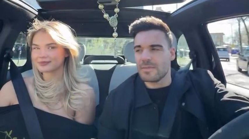 Eine unbekannte Frau und Stefano Zarrella im April 2026