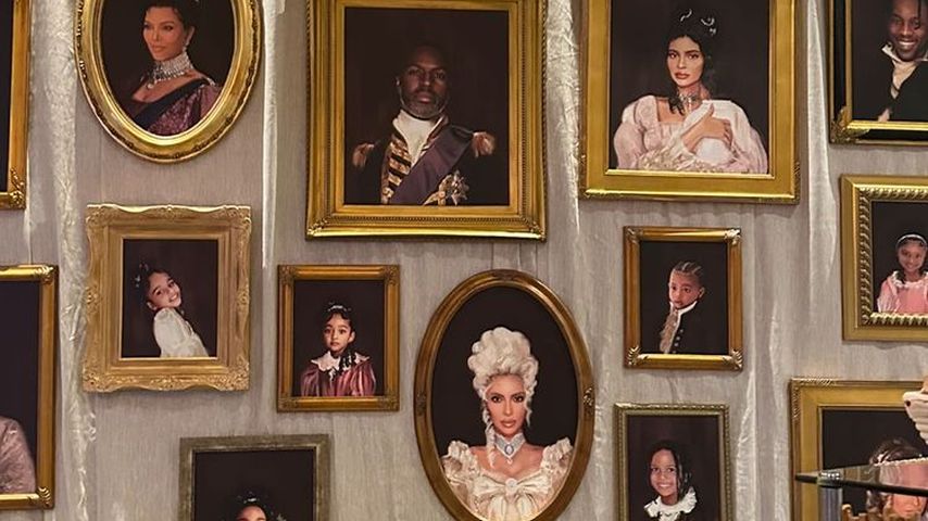 Einige Mitglieder der Kardashians als Porträts an der Wand, 2022