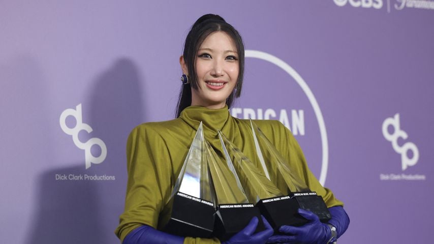 Ejae mit ihren drei American Music Awards für "Golden" im Presseraum in Las Vegas