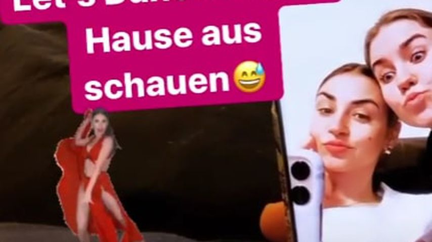 Ekaterina Leonova mit Schwester Maria auf der Couch