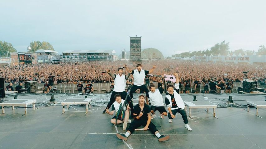 Electric Callboy mit ihren Fans im August 2022