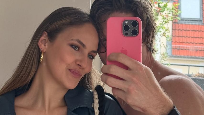 Model Elena Carrière mit ihrem Partner, Juli 2025
