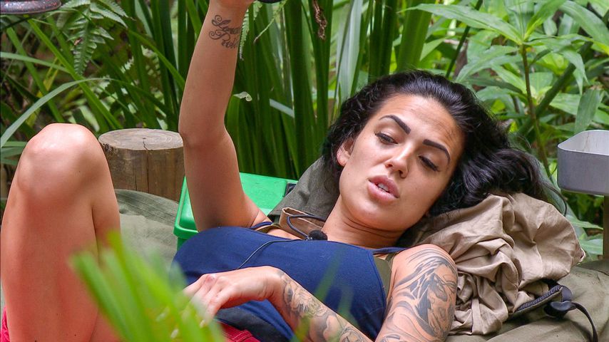 Elena Miras in ihrem Campingbett