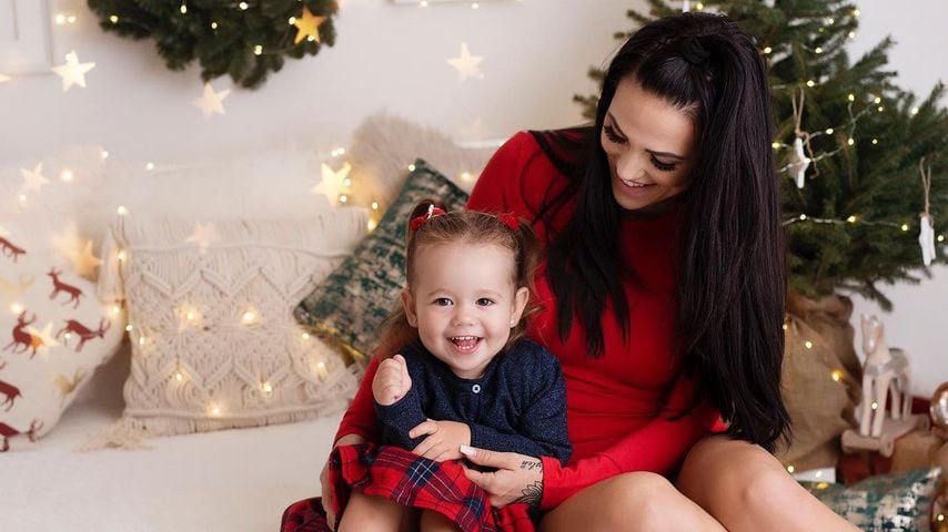Elena Miras mit ihrer Tochter Aylen, Weihnachten 2020