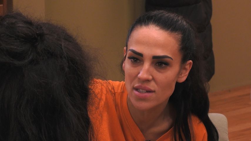 Elena Miras im Gespräch mit Cecilia Asoro bei "Promi Big Brother" 2024