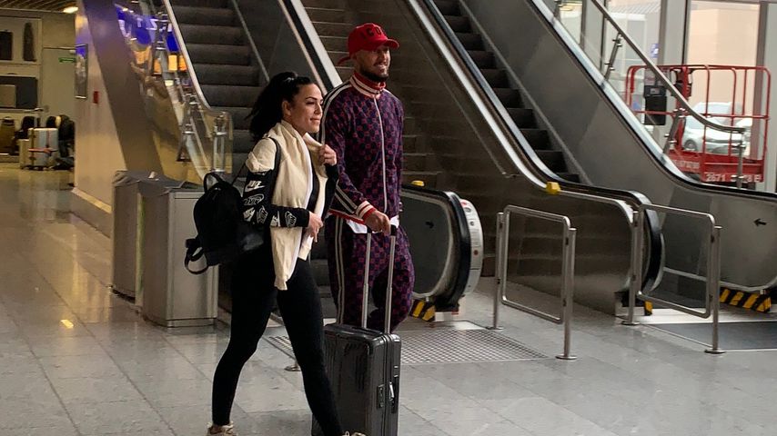 Elena Miras und Mike Heiter am Flughafen Frankfurt, 2020
