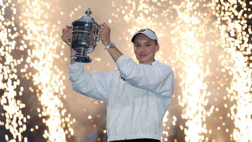 Elena Rybakina feiert den US‑Open‑Titel 2026 nach dem Finalsieg über Aryna Sabalenka in New York
