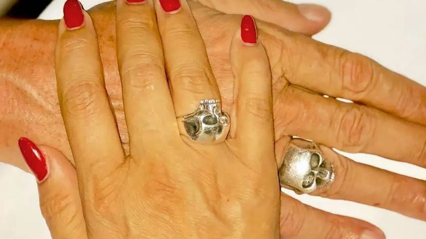 Elena Balders Hand auf Hugo Egon Balders Hand, November 2019