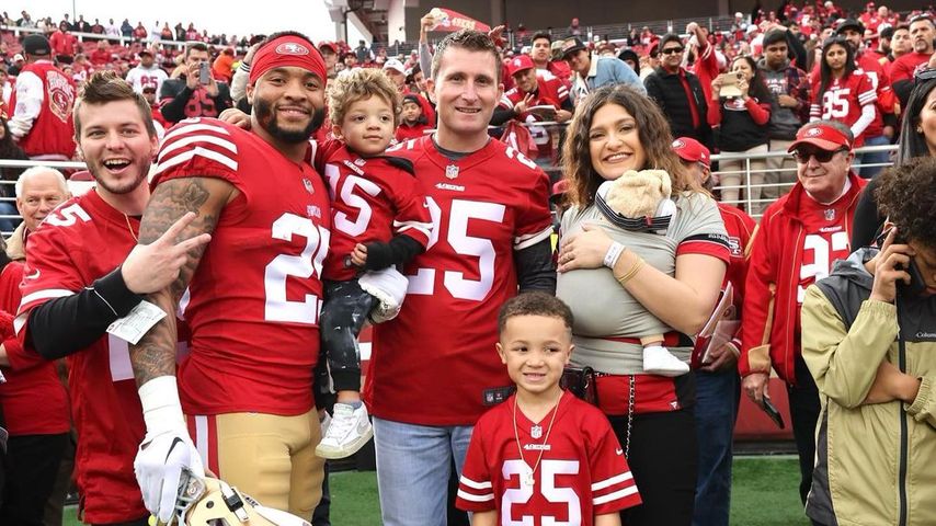 Elijah Mitchell mit seiner Familie im Januar 2023