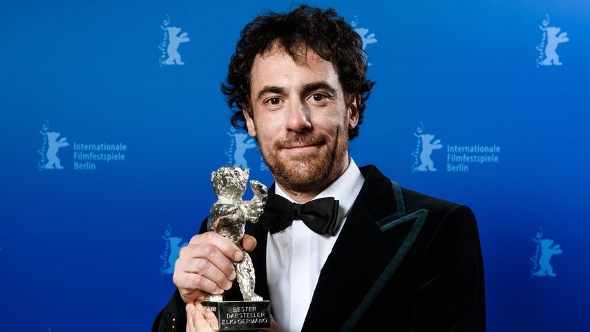 Elio Germano mit einem Silbernen Bären für "Bester Schauspieler" bei der Berlinale 2020