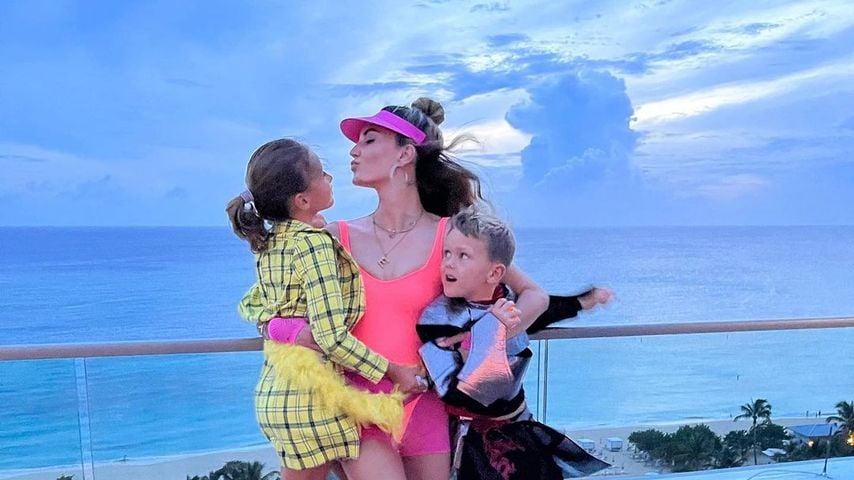 Elizabeth Chambers mit ihren zwei Kindern im November 2022