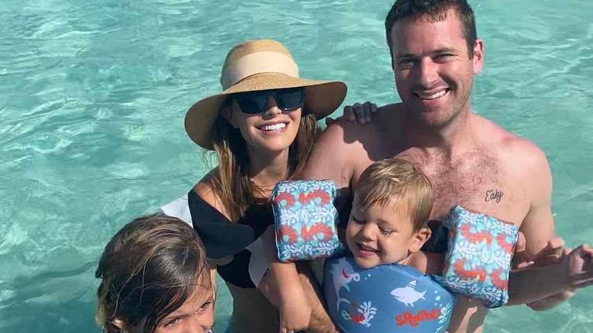 Elizabeth Chambers, Armie Hammer und ihre Kids auf den Cayman Islands im Juni 2020