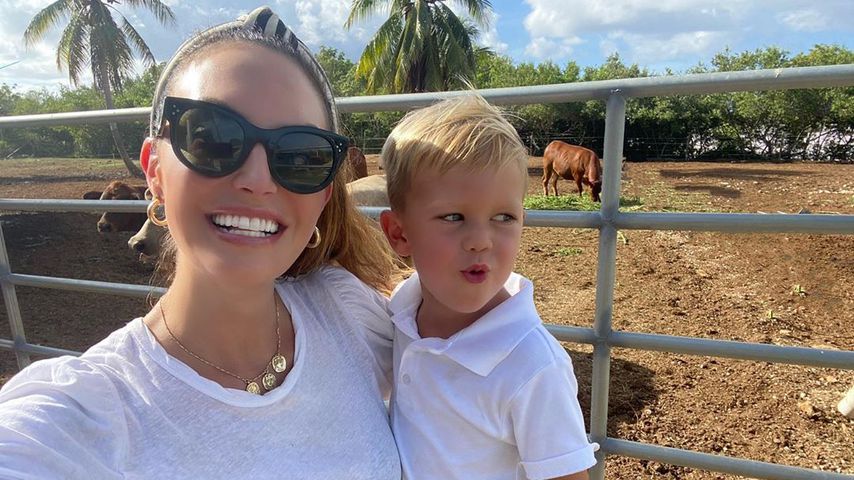 Elizabeth Chambers mit ihrem Sohn Ford auf den Cayman Islands