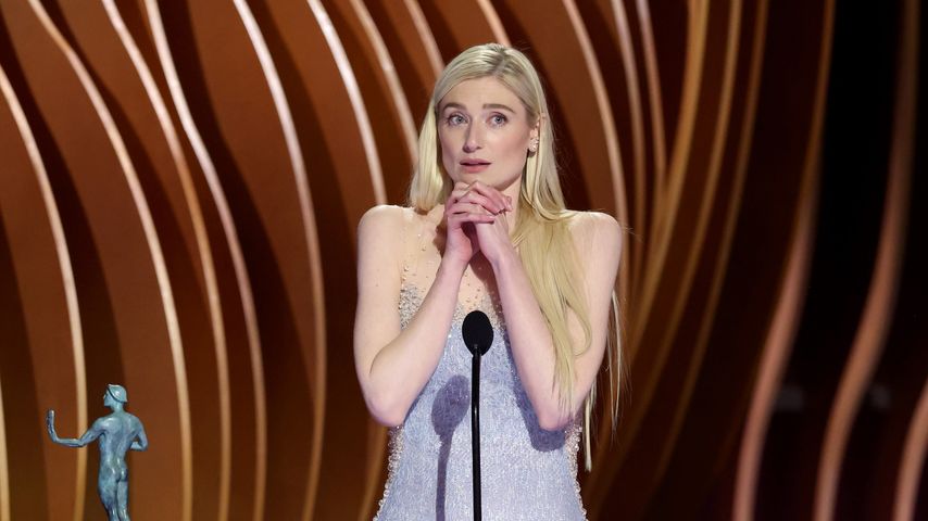 "The Crown"-Star Elizabeth Debicki bekommt SAG Award barfuß!