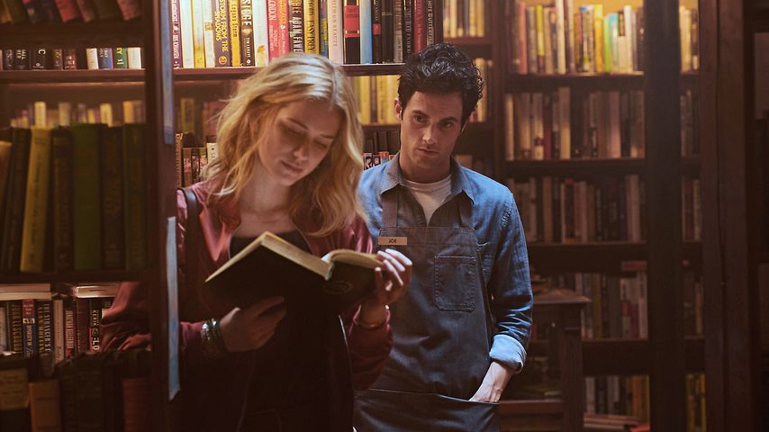 Elizabeth Lial und Penn Badgley in "You", Staffel 1