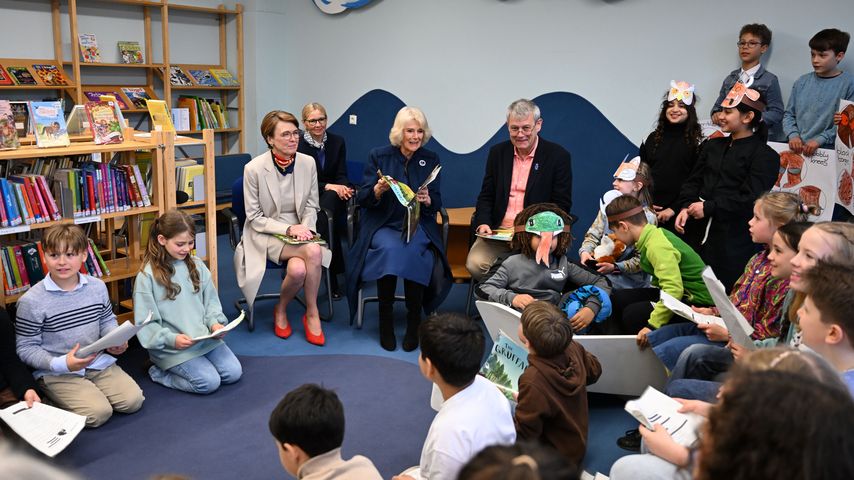 Elke Büdenbender und Queen Consort Camilla besuchen eine Hamburger Grundschule im März 2023