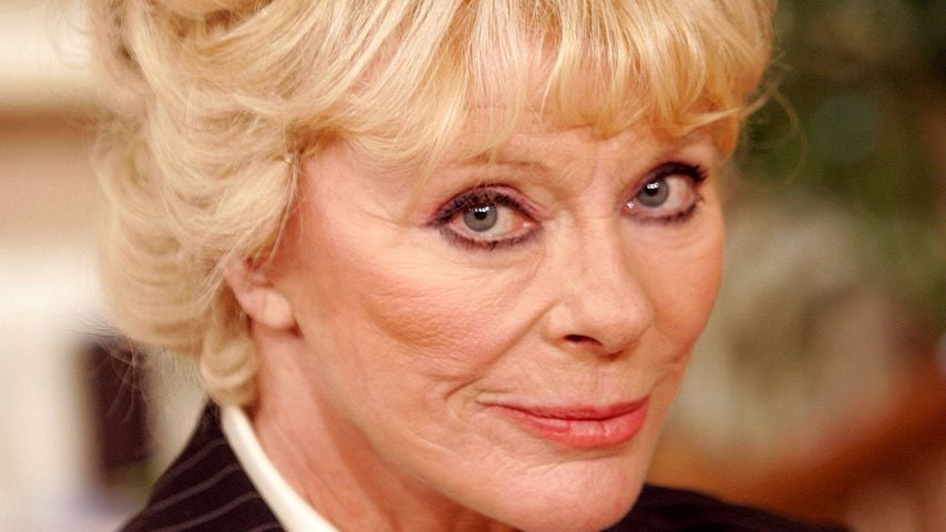 Elke Sommer beim Fototermin zur Sat.1-Reihe "Ewig rauschen die Gelder" am 6. November 2005 in Köln