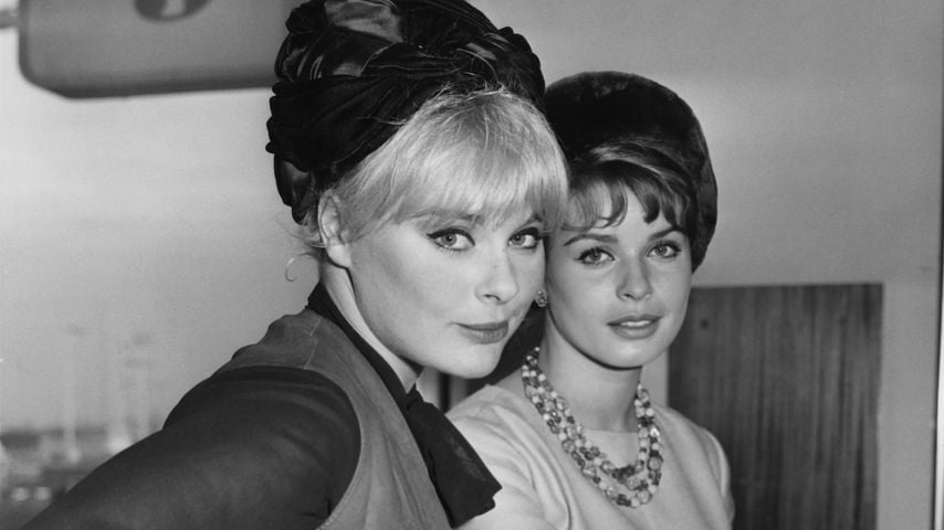 Elke Sommer und Senta Berger am London Airport vor den Dreharbeiten zu "The Victors", 17. Dezember 1962
