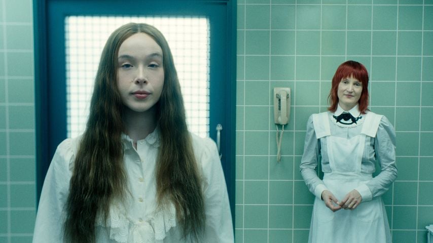 Ella Beatty als Lizzie Borden und Vicky Krieps als Maggie Sullivan in "Monster: The Lizzie Borden Story", Folge 408 (2026)