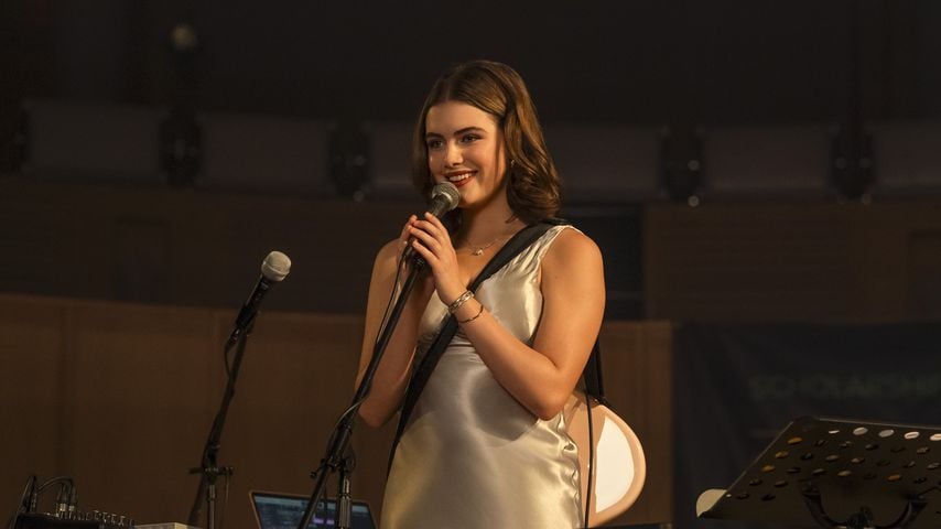 Ella Bright in einer "Off Campus"-Szene als Hannah Wells