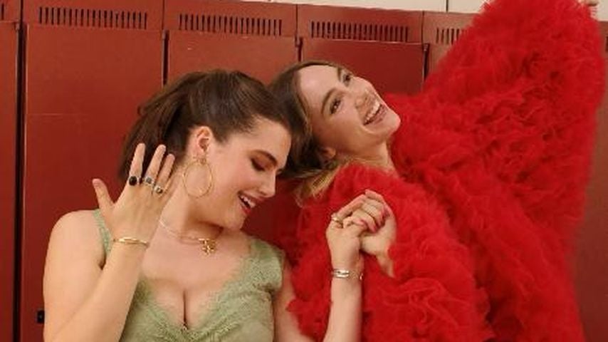 Ella Bright feiert Live-Debüt mit Duett mit Suki Waterhouse