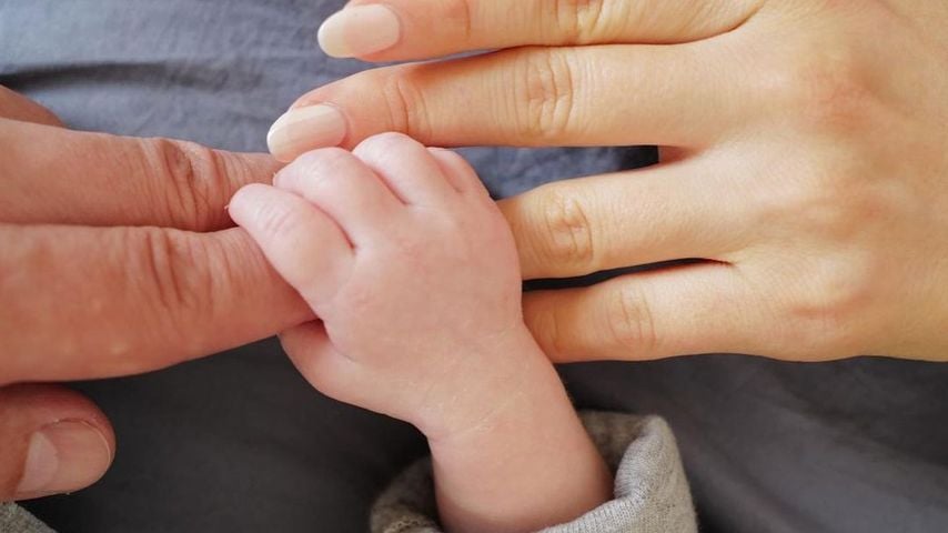 Ella Endlich hält die Hand von ihrem Kind