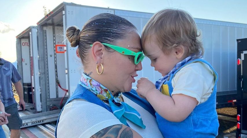 Elle King mit ihrem Sohn Lucky