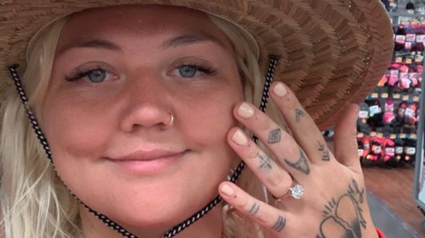 Elle King mit ihrem Verlobungsring