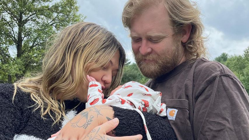 Elle King und ihr Verlobter Dan Tooker mit ihrem Sohn