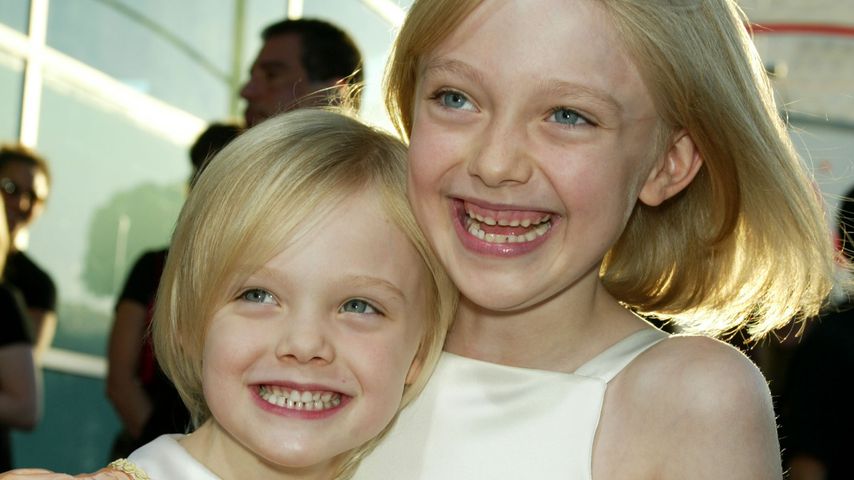 Elle und Dakota Fanning als Kinder auf einer Filmpremiere in Los Angeles