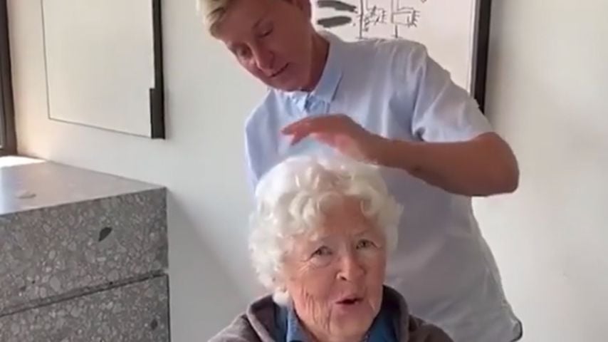 Ellen schneidet Mama zum 90. Haare: Sie hasst ihr Geschenk!